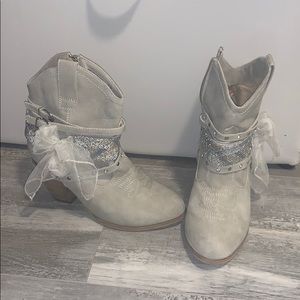 Small heeled boots
